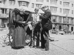 Mr-Dicker-Beach-Photographer-Breeds-Place-with-his-portable-dark-room.-1904.